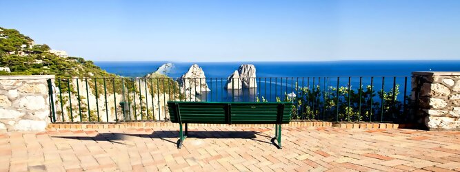 Trip Adults only Feriendestination - Capri ist eine blühende Insel mit weißen Gebäuden, die einen schönen Kontrast zum tiefen Blau des Meeres bilden. Die durchschnittlichen Frühlings- und Herbsttemperaturen liegen bei etwa 14°-16°C, die besten Reisemonate sind April, Mai, Juni, September und Oktober. Auch in den Wintermonaten sorgt das milde Klima für Wohlbefinden und eine üppige Vegetation. Die beliebtesten Orte für Capri Ferien, locken mit besten Angebote für Hotels und Ferienunterkünfte mit Werbeaktionen, Rabatten, Sonderangebote für Capri Urlaub buchen.