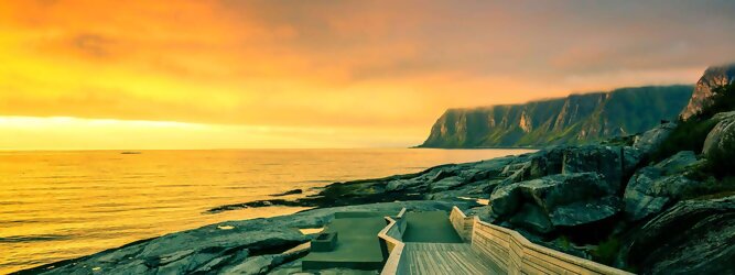 Trip Adults only Reiseland Norwegen – Schwindelfrei auf Preikestolen – die spektakuläre Felskanzel erhebt sich als steile Plateauklippe über dem Lysefjord. Die Aussicht über den Fjord ist atemberaubend, schwindelfrei sein ist Voraussetzung. Es lohnt sich auf jeden Fall, schon mitten in der Nacht aufzustehen, um den magischen Moment des überwältigend schönen Sonnenaufgangs mitzuerleben, grandios wie sich die ersten Sonnenstrahlen in den steilen Felswänden verfangen und die Bergmauern zum Leuchten bringen. Dieser Augenblick inspiriert zur Demut und Dankbarkeit. Die beliebtesten Orte für Ferien in Norwegen, locken mit besten Angebote für Hotels und Ferienunterkünfte mit Werbeaktionen, Rabatten, Sonderangebote für Norwegen Urlaub buchen.