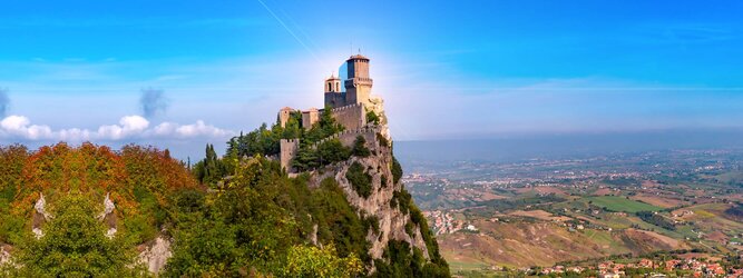Trip Adults only Urlaubsdestination - San Marino – Hol ihn dir – den heißbegehrten Einreise-Stempel von San Marino. Nimm deinen Reisepass, besuche die örtliche Tourismusbehörde, hier wird die kleine Trophäe in dein Reisedokument gestempelt, es sieht gut aus und ist eine supertolle Urlaubserinnerung. Dieses neue Trendy-Reiselust-Souvenir passt ausgezeichnet zu den anderen außergewöhnlichen Stempeln deiner vergangenen Reisen. San Marino ist ein sehr interessanter Zwergstaat, eine Enklave, vollständig von Italien umgeben, eine der ältesten bestehenden Republiken und eines der reichsten Länder der Welt. Die beliebtesten Orte für Ferien in San Marino, locken mit besten Angebote für Hotels und Ferienunterkünfte mit Werbeaktionen, Rabatten, Sonderangebote für San Marino Urlaub buchen.
